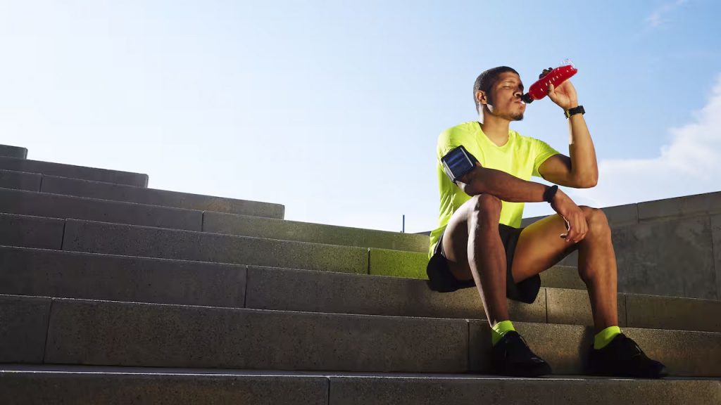 Bevande isotoniche e prodotti sportivi su un tavolo