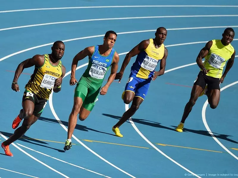 Atleta durante una corsa su pista o su strada in un contesto sportivo reale