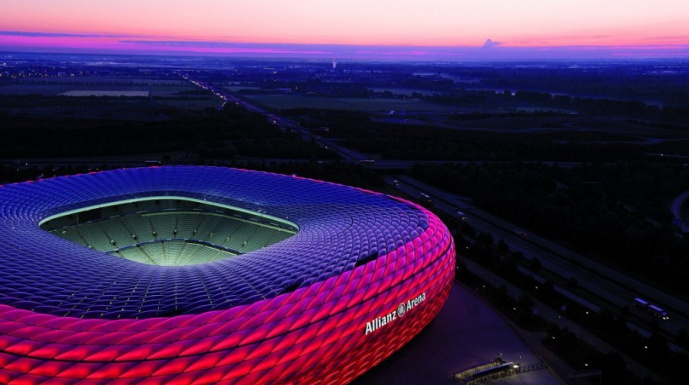 Stadio di calcio con tribune e campo ben visibili